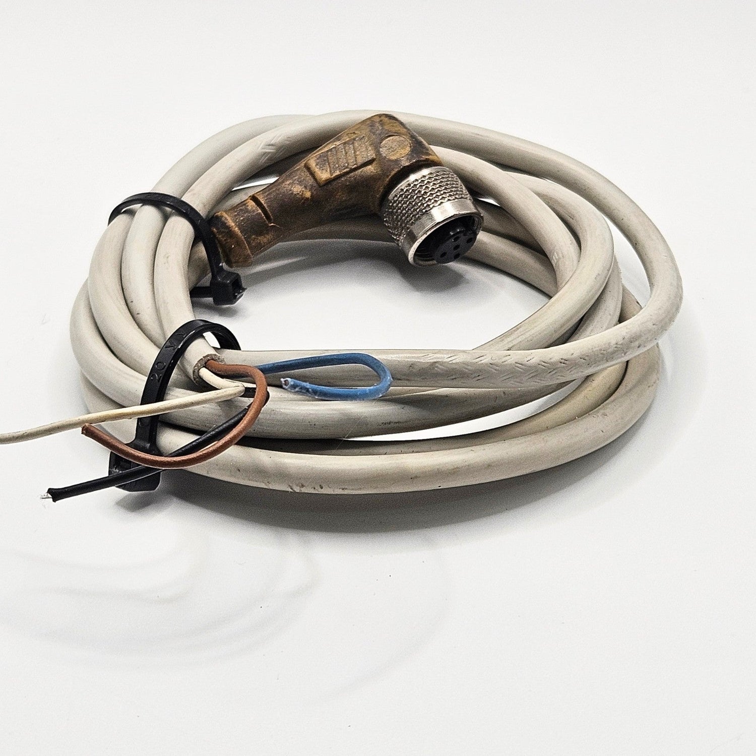 Industrial sensor cable connector and circular pigtail cord for automation wiring