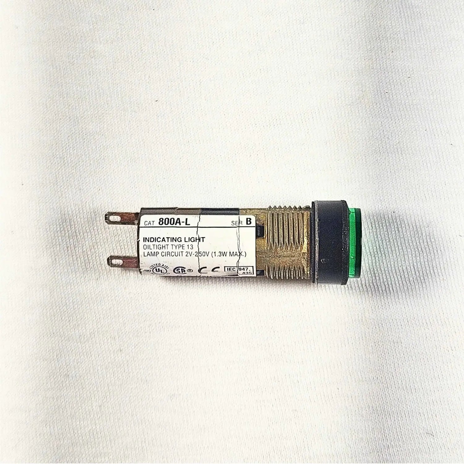 Industrial indicator light and pilot light for control-panel status indication