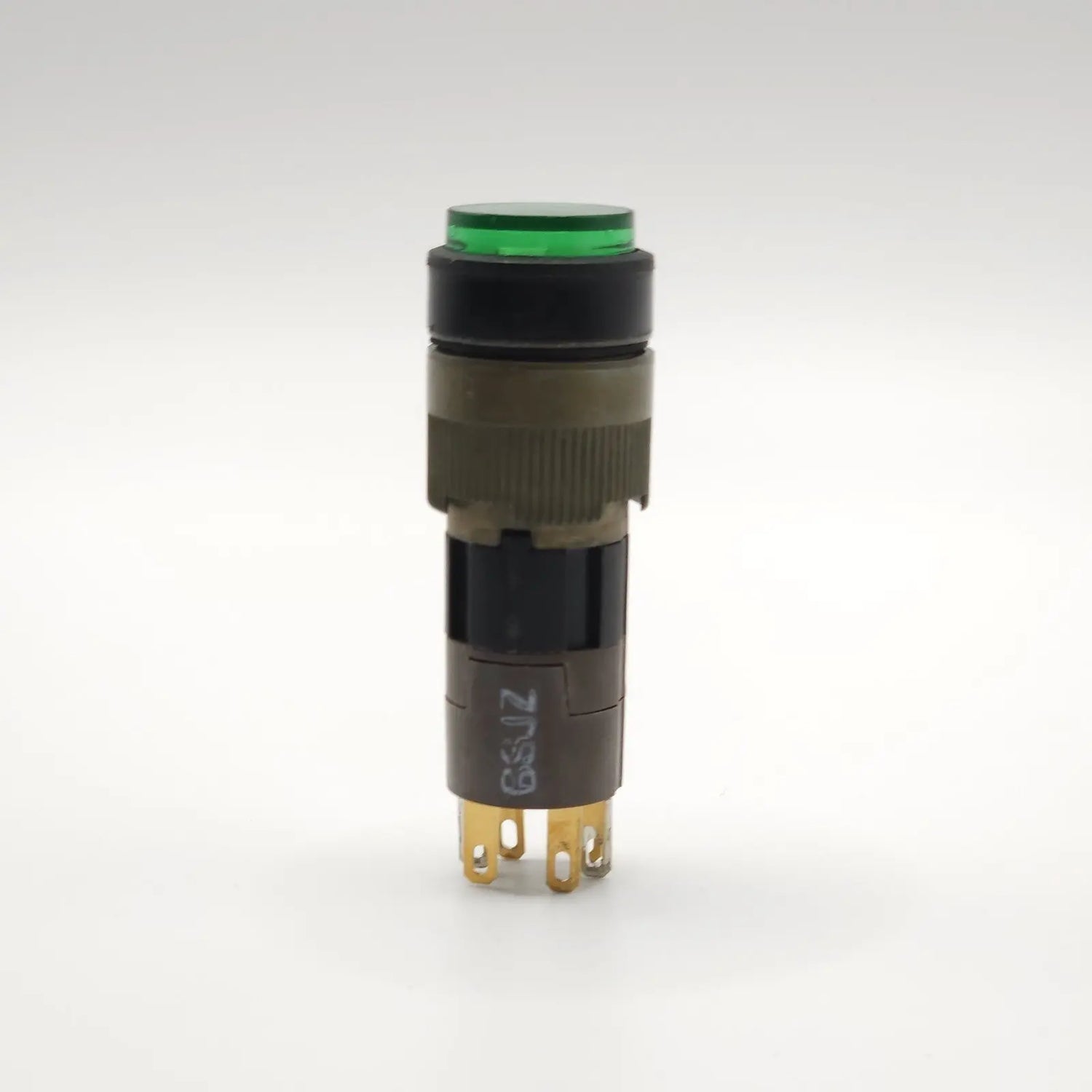 Industrial push button switch for control panels and machine operator stations