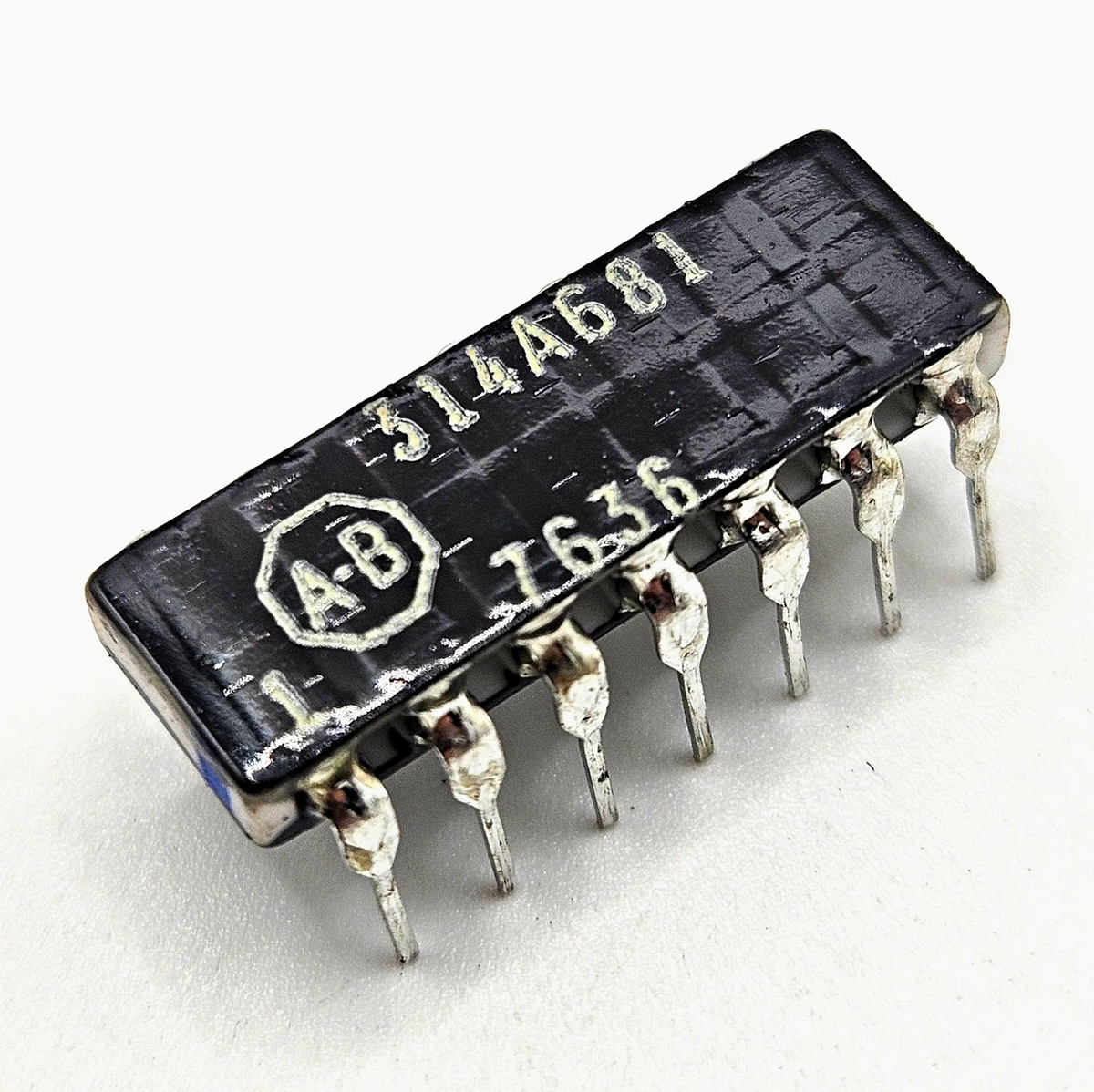 Allen-Bradley 314A681 680 ohm 2% thick-film resistor network 14-pin DIP for industrial circuit board repair and replacement