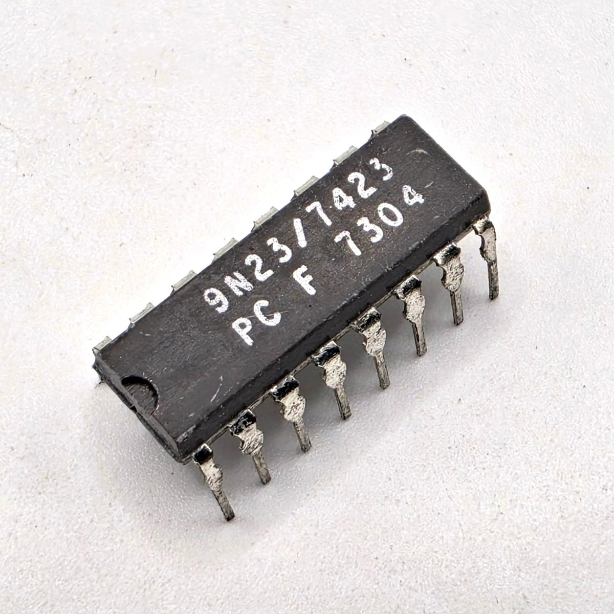 Fairchild 9N23 7423 dual 4-input NOR gate with strobe TTL DIP-16 for vintage logic repair from American Industrial Parts Group