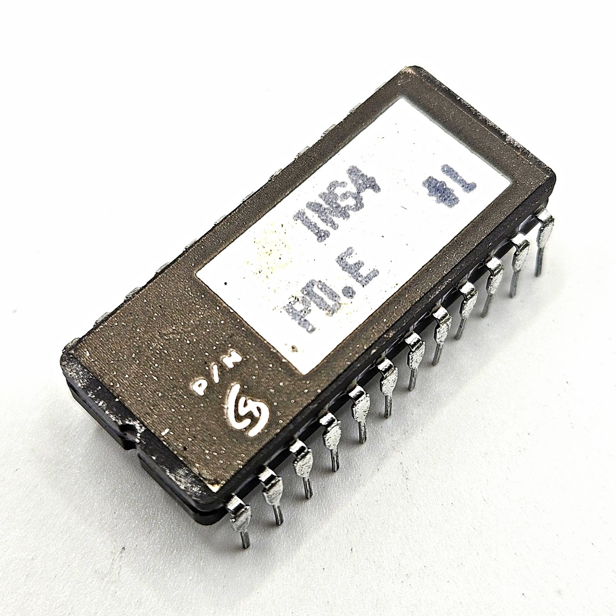 Lot of 17 vintage IM34 PO.E #1 windowed ceramic 24-pin DIP integrated circuits new old stock for legacy equipment repair