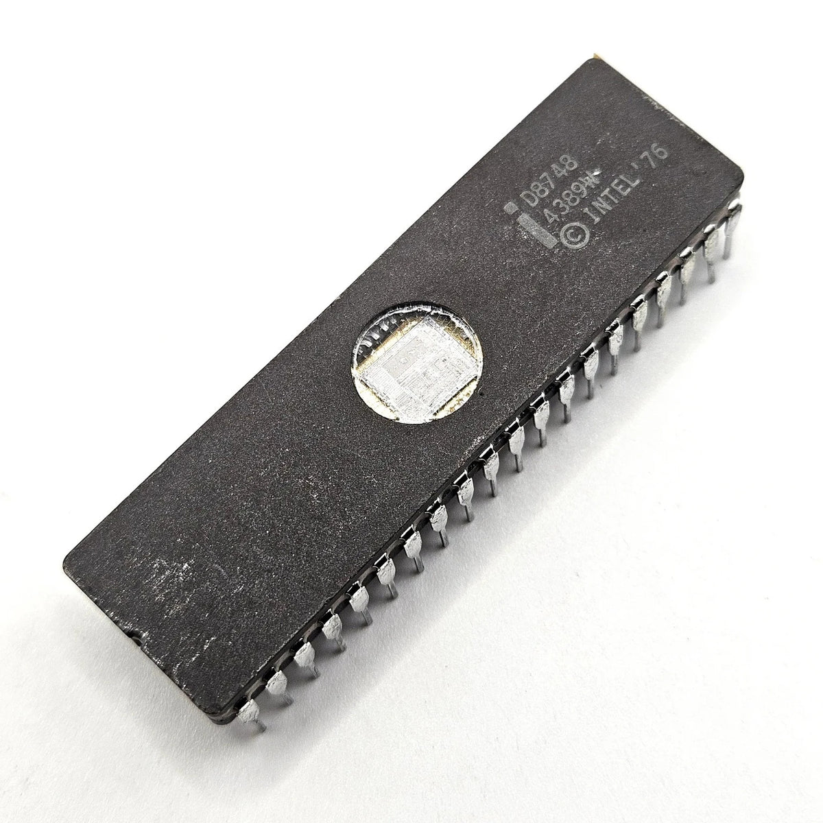 Intel D8748 MCS-48 8-bit UV EPROM microcontroller ceramic DIP-40 vintage new old stock for legacy equipment repair