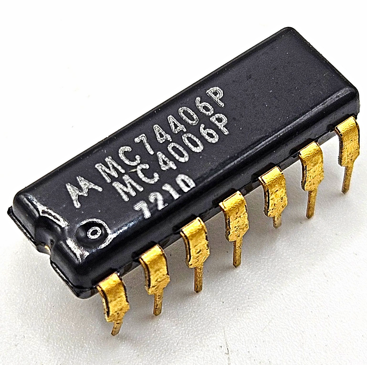Motorola MC7406P MC4006P hex inverter buffer driver open collector 14-pin DIP for vintage computer and logic board repair