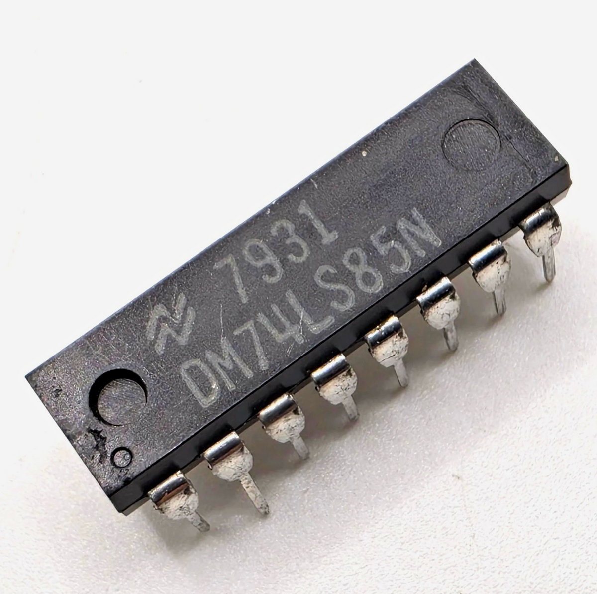 National Semiconductor DM74LS85N 74LS85 4-bit magnitude comparator 16-pin DIP for vintage computer and logic repair from American Industrial Parts Group