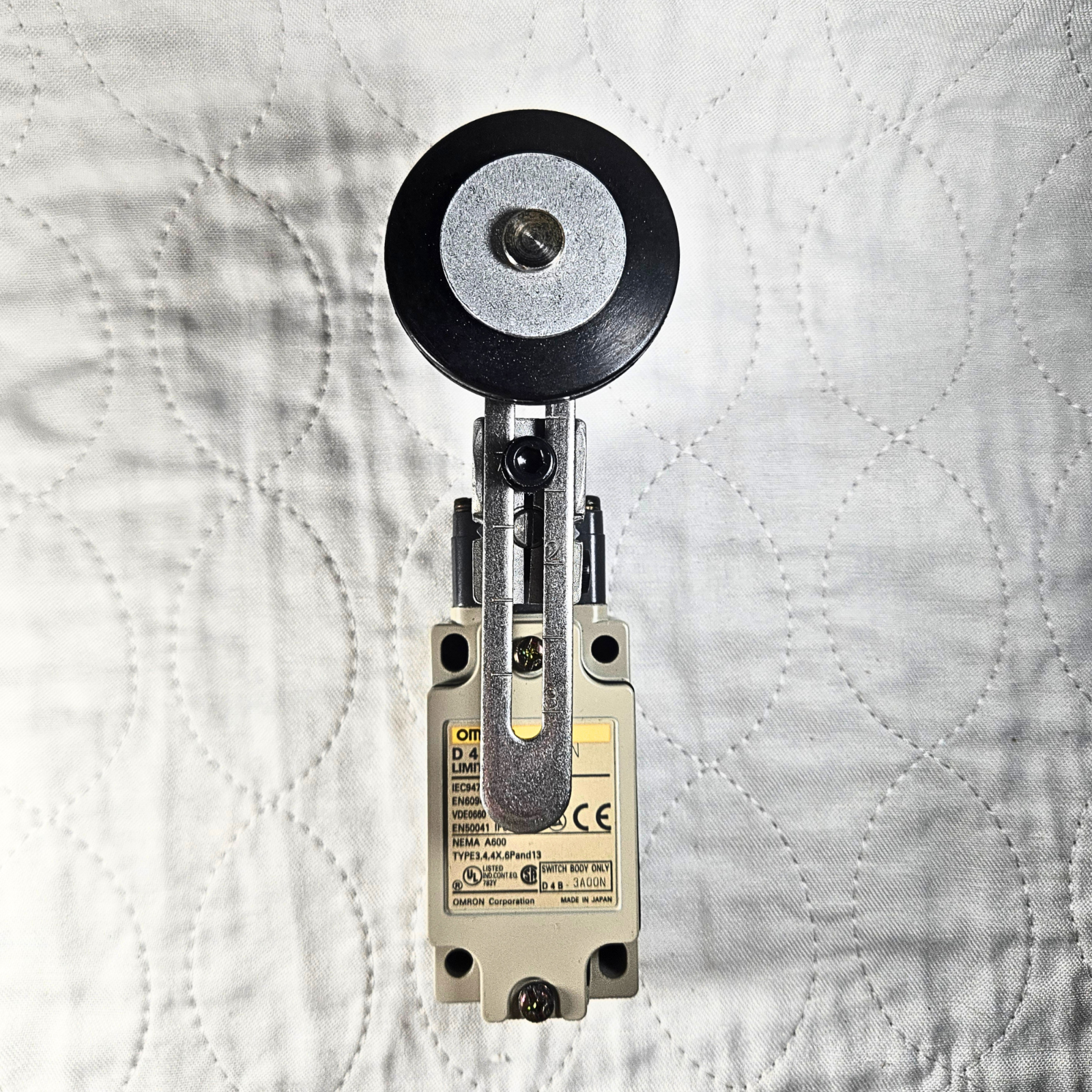 Omron D4B-3A13N limit switch roller lever IP67 for industrial automation and machine safety applications