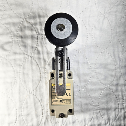 Omron D4B-3A13N limit switch roller lever IP67 for industrial automation and machine safety applications