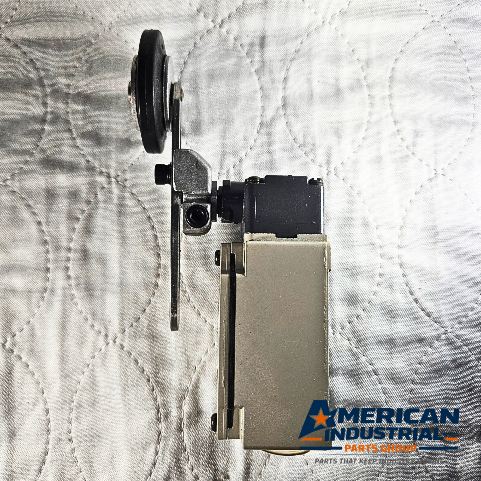 Omron D4B-3A13N limit switch roller lever IP67 for industrial automation and machine safety applications