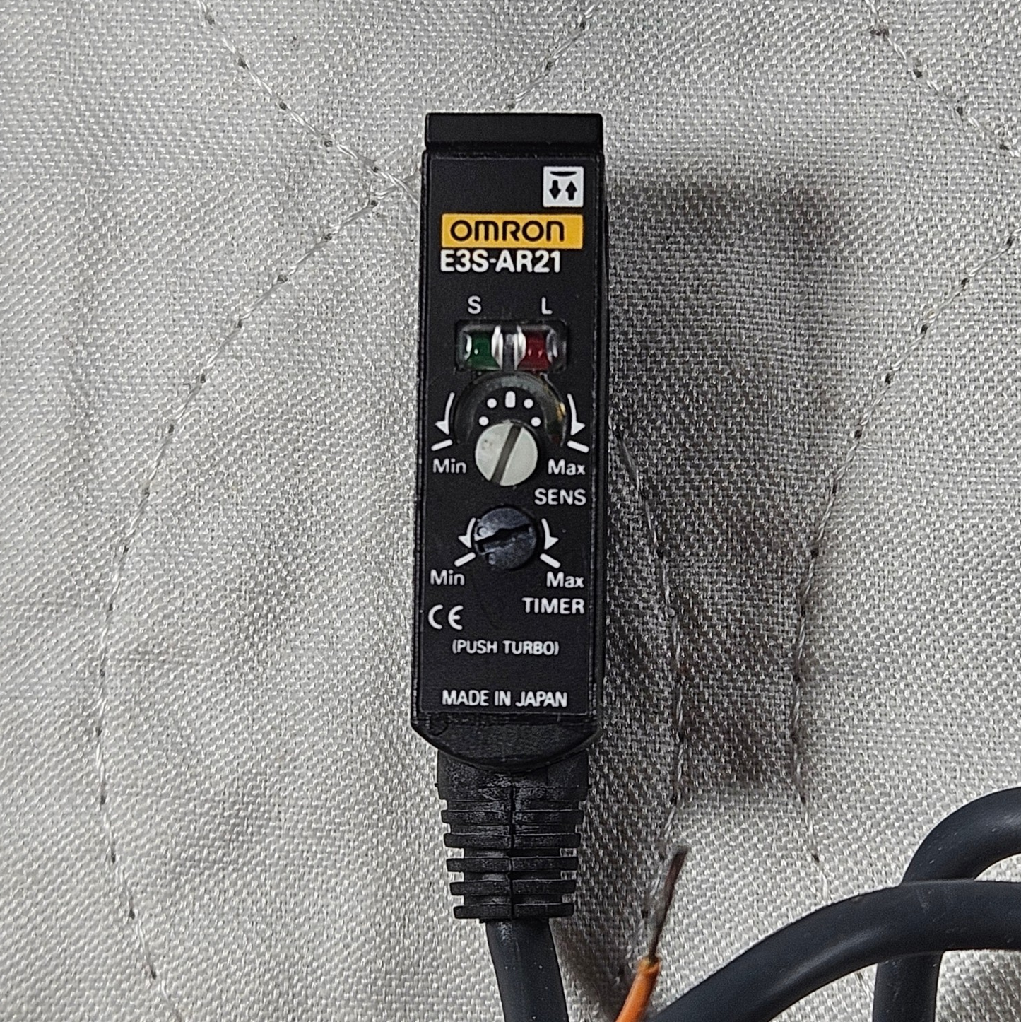 Omron E3S-AR21 photoelectric sensor 24-240VAC/DC for industrial automation and object detection applications