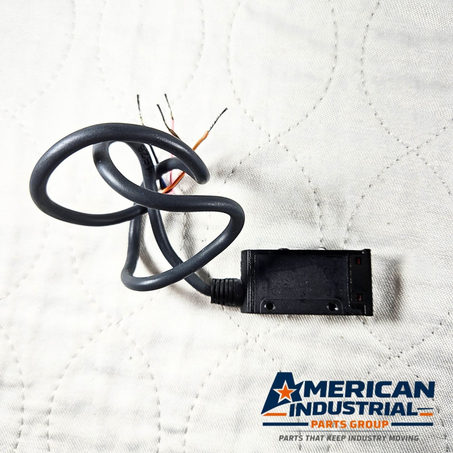 Omron E3S-AR21 photoelectric sensor 24-240VAC/DC for industrial automation and object detection applications