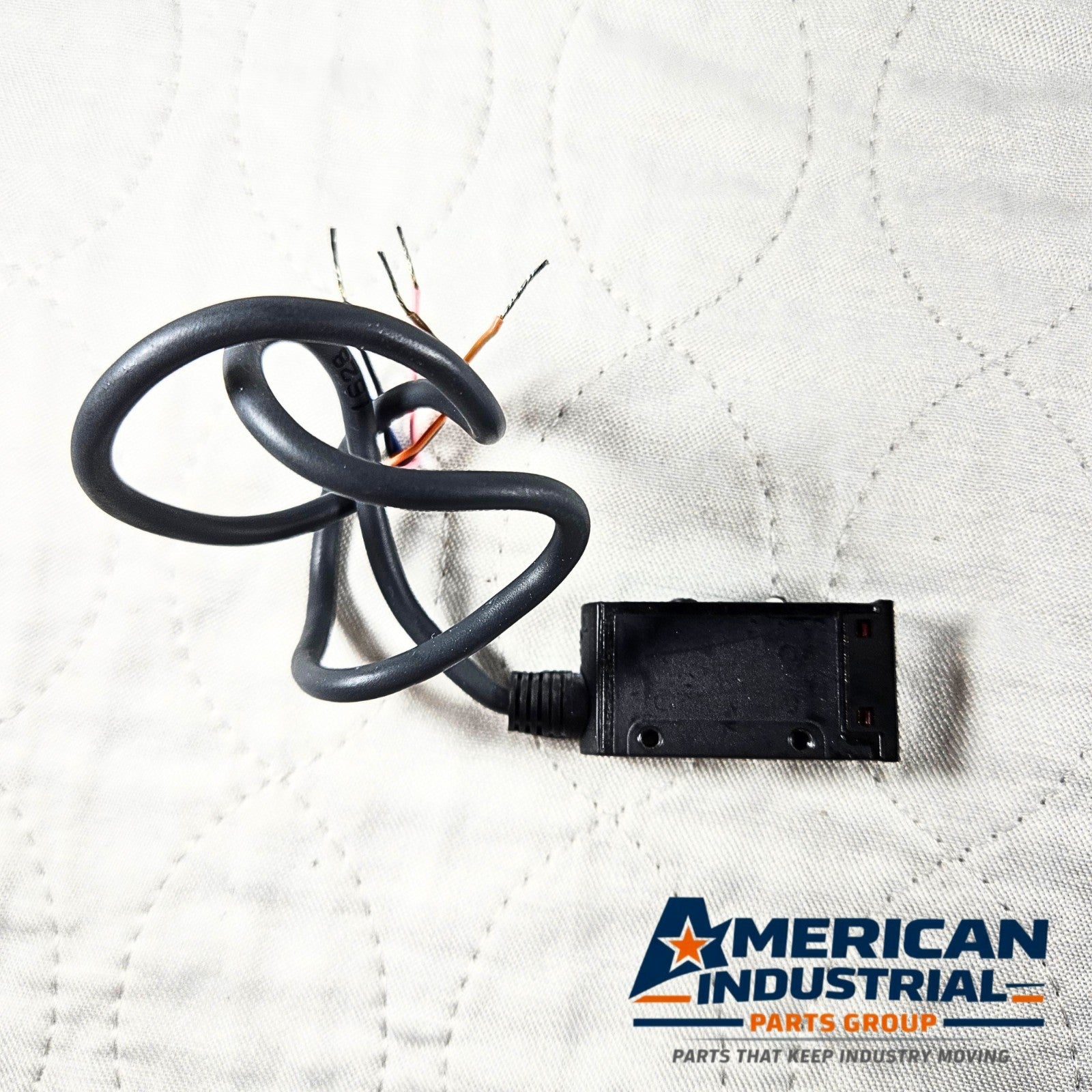 Omron E3S-AR21 photoelectric sensor 24-240VAC/DC for industrial automation and object detection applications