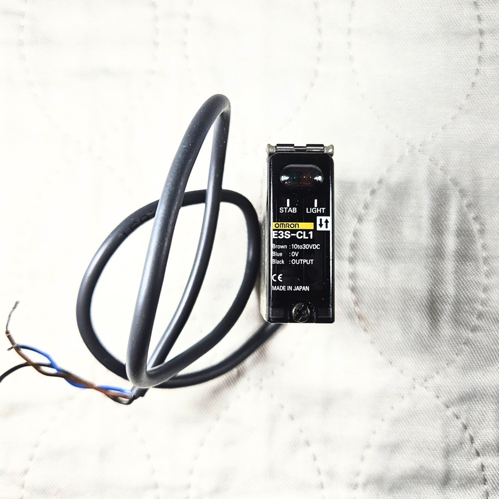 Omron E3S-CL1 photoelectric sensor 10-30VDC compact for industrial automation and machine sensing applications