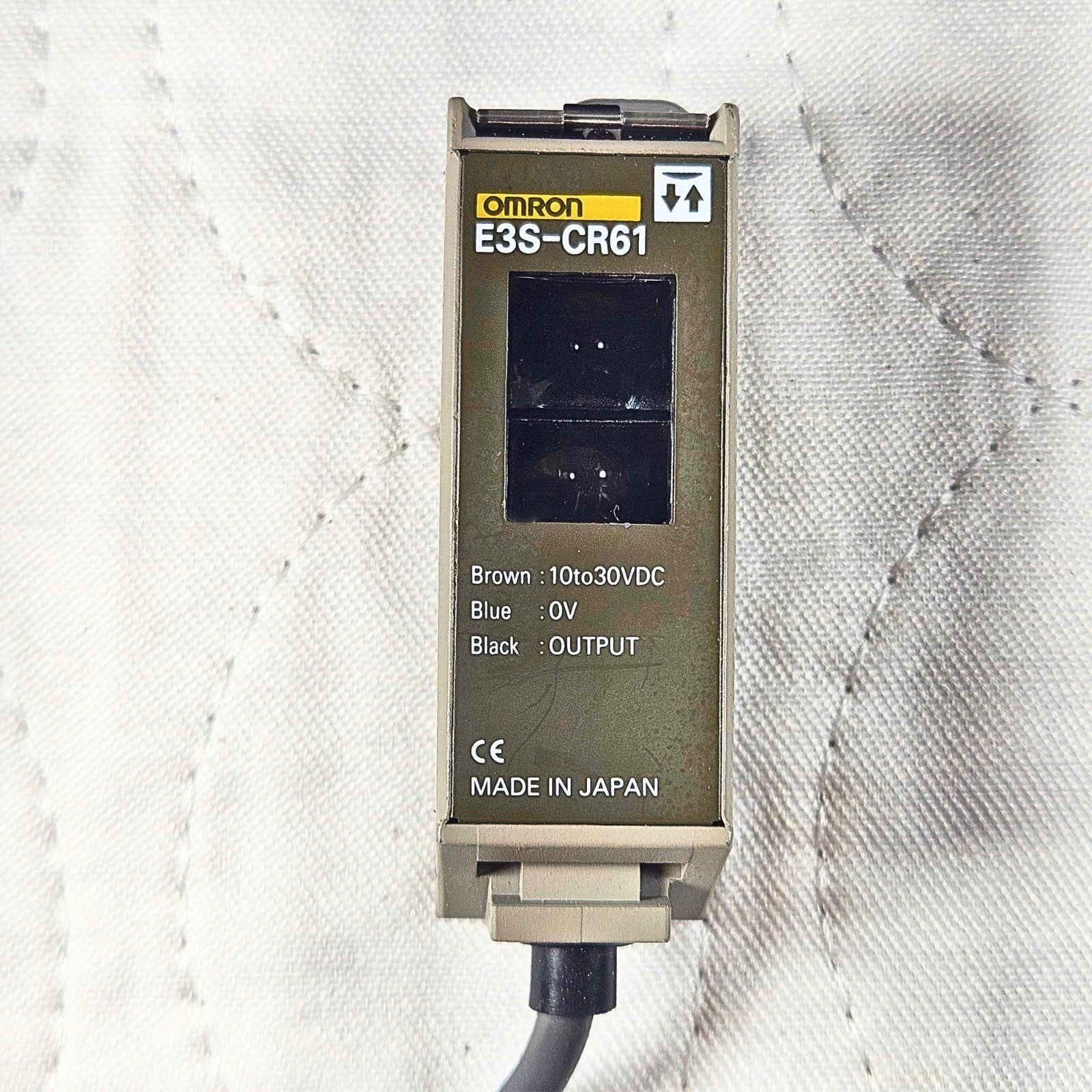 Omron E3S-CR61 diffuse photoelectric sensor 10-30VDC NPN/PNP for industrial automation and machine sensing