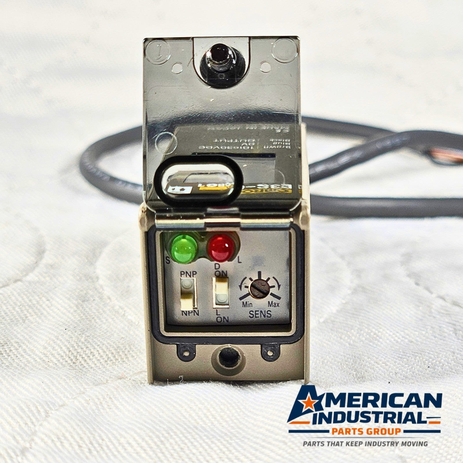 Omron E3S-CR61 diffuse photoelectric sensor 10-30VDC NPN/PNP for industrial automation and machine sensing