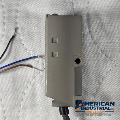 Omron E3S-CR61 diffuse photoelectric sensor 10-30VDC NPN/PNP for industrial automation and machine sensing