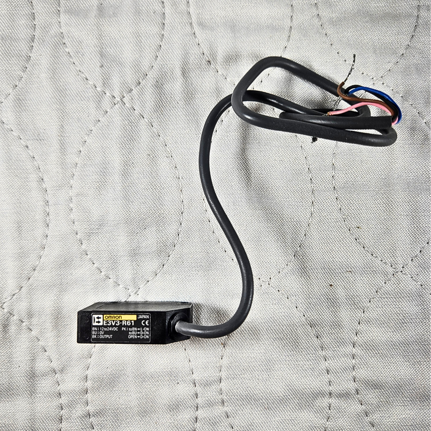 Omron E3V3-R61 fiber optic photoelectric sensor 12-24VDC for industrial automation and machine sensing applications