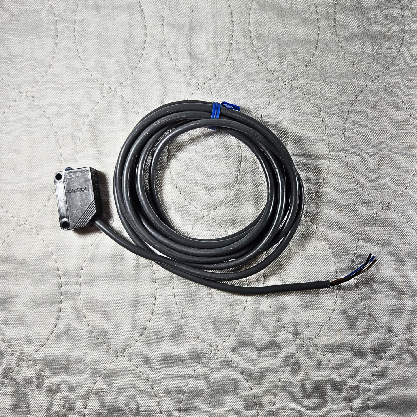 Omron E3Z-D61 diffuse reflective photoelectric sensor 12-24VDC for industrial automation and machine sensing applications