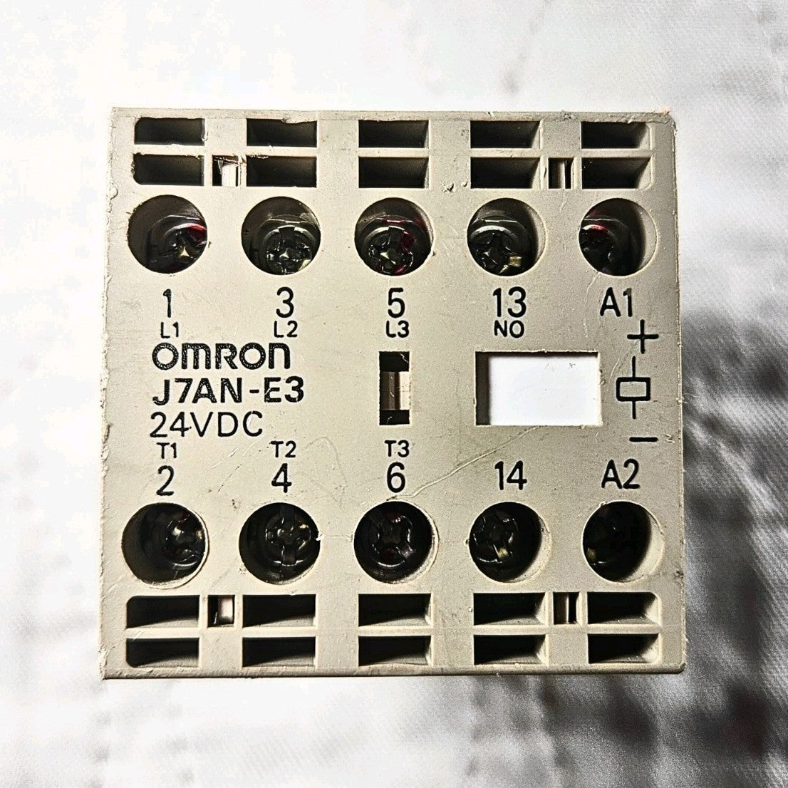 Omron J7AN-E3 contactor 3-pole 24VDC coil 15A DIN rail for motor control and industrial automation systems