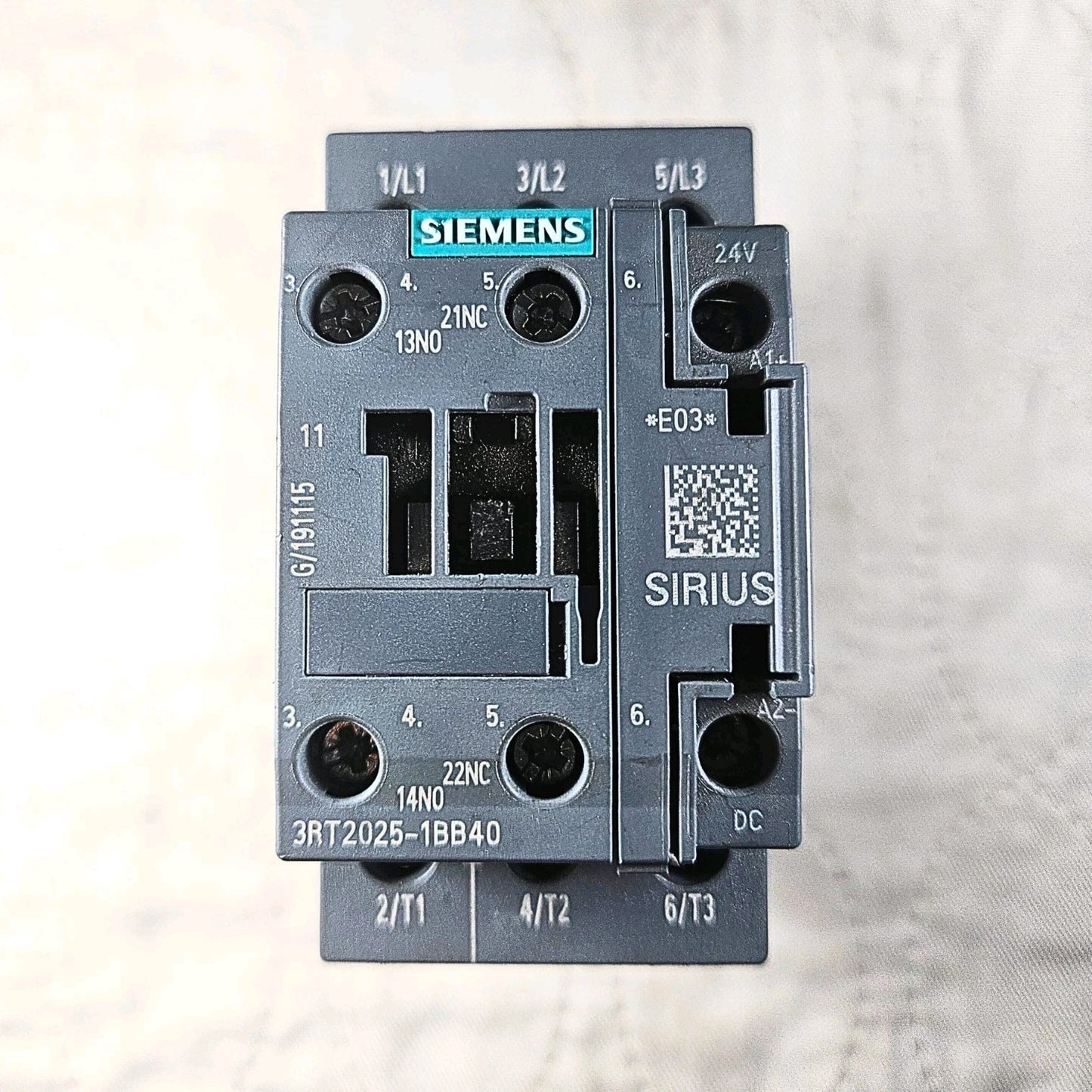 Siemens SIRIUS 3RT2025-1BB40 contactor 40A 3-pole 24VDC coil for motor control and industrial automation systems