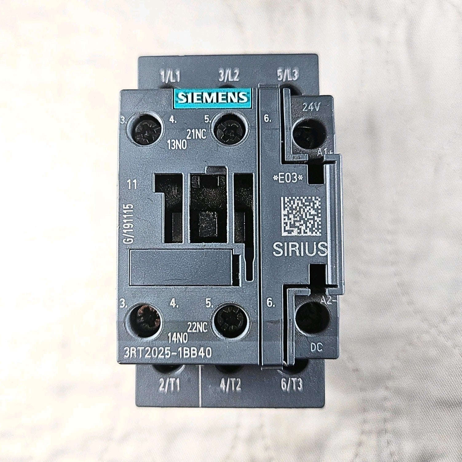 Siemens SIRIUS 3RT2025-1BB40 contactor 40A 3-pole 24VDC coil for motor control and industrial automation systems