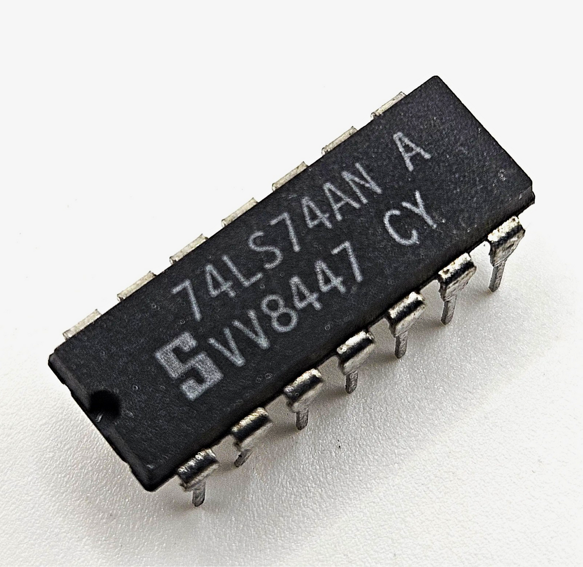 Signetics 74LS74AN dual D flip-flop 14-pin DIP new old stock for vintage electronics repair and TTL logic circuits