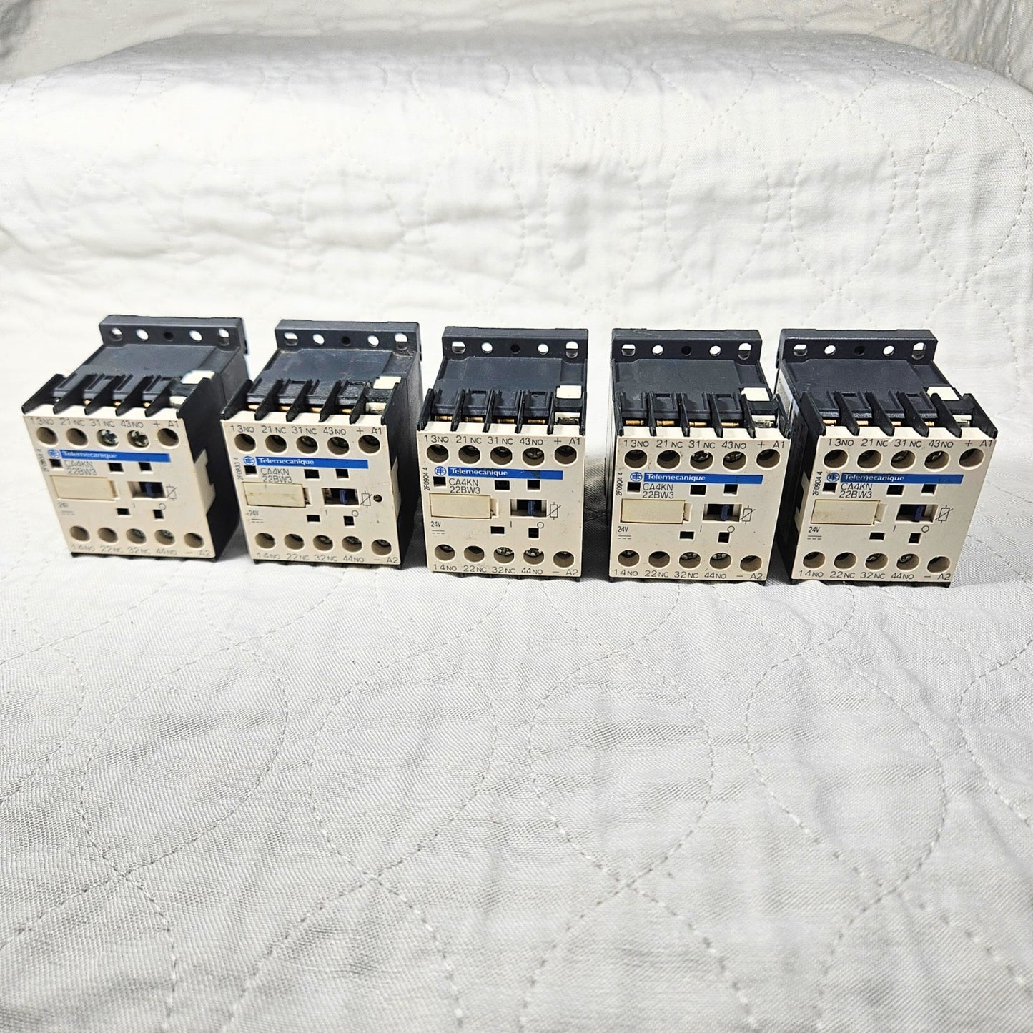 Telemecanique CA4KN 22BW3 relay module 24VDC 4NO 4NC lot of 5 for motor control and industrial automation systems