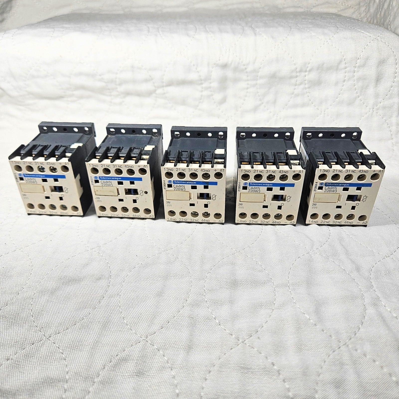 Telemecanique CA4KN 22BW3 relay module 24VDC 4NO 4NC lot of 5 for motor control and industrial automation systems