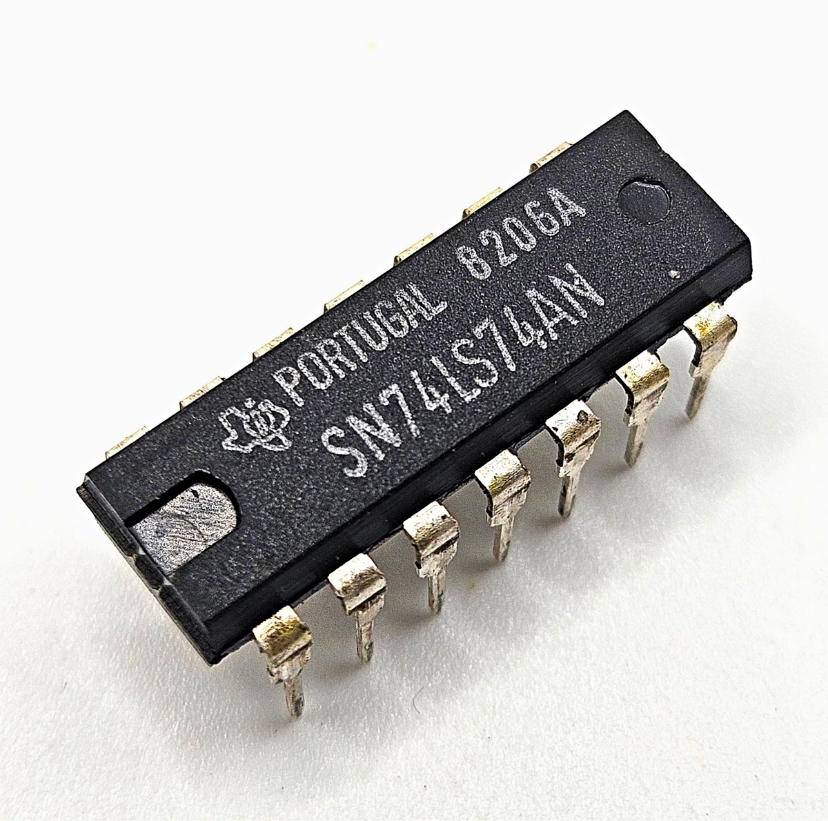 Texas Instruments SN74LS74AN dual D flip-flop 14-pin DIP for vintage electronics repair and TTL logic circuits